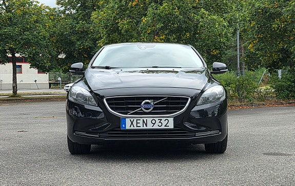 Volvo V40 2 of 9