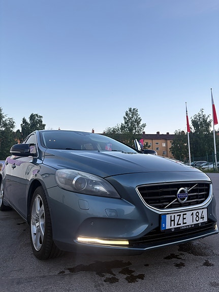 Volvo V40 2 of 6