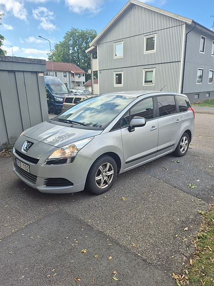 Peugeot 5008 2 of 7