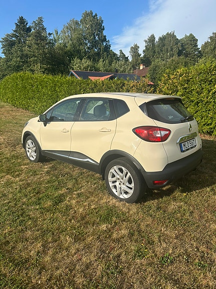 Renault Captur 3 of 5