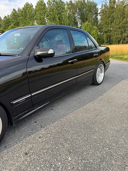 Mercedes-Benz E55 4 of 13
