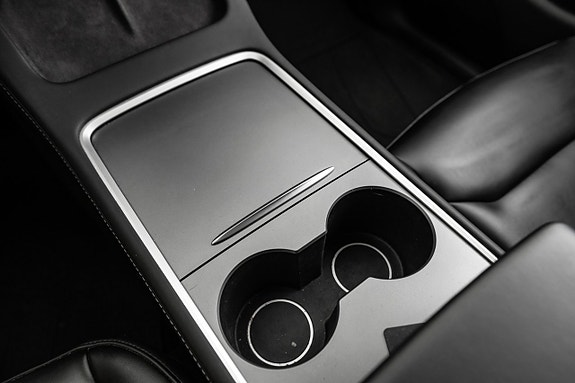 Tesla Model Y 12 of 17
