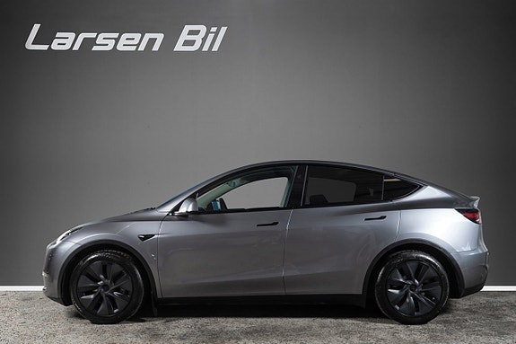 Tesla Model Y 3 of 17