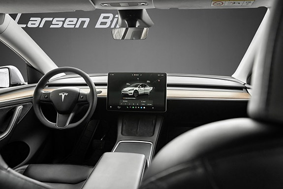 Tesla Model Y 5 of 17