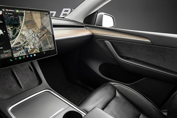 Tesla Model Y 11 of 17