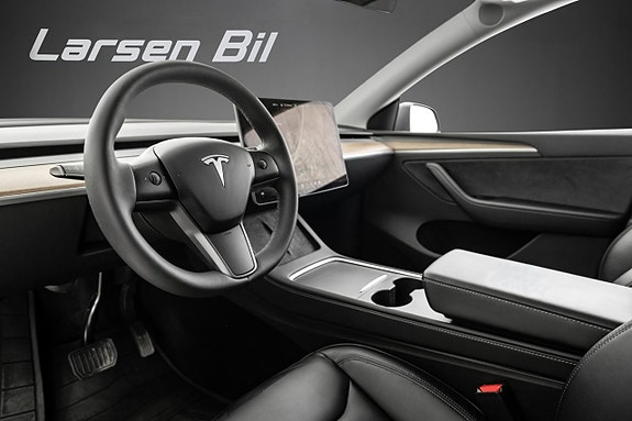 Tesla Model Y 10 of 17