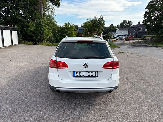 Volkswagen Passat Alltrack 3 of 6