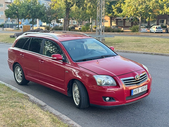 Toyota Avensis 2 of 9