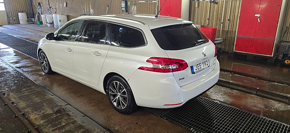 Peugeot 308 SW 2 of 8