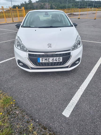 Peugeot 208 4 of 8