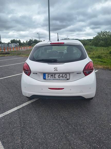 Peugeot 208 3 of 8
