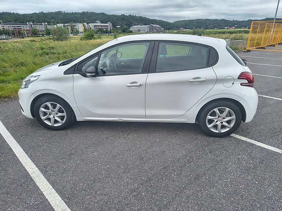 Peugeot 208 2 of 8