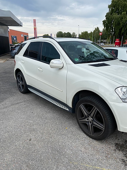 Mercedes-Benz ML350 2 of 7