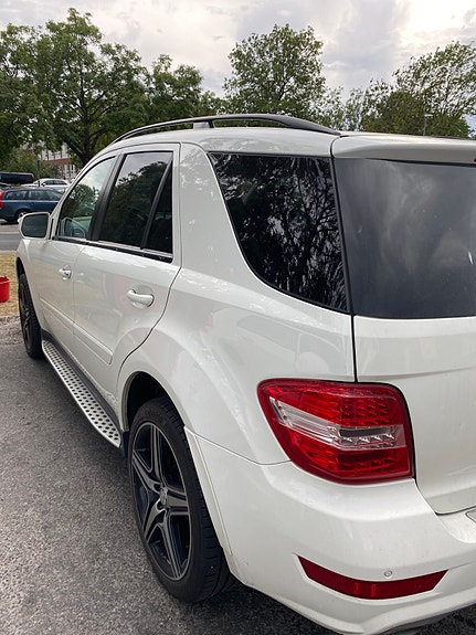 Mercedes-Benz ML350 3 of 7