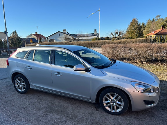 Volvo V60 2 of 7