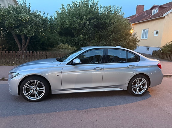 BMW 320i 3 of 7