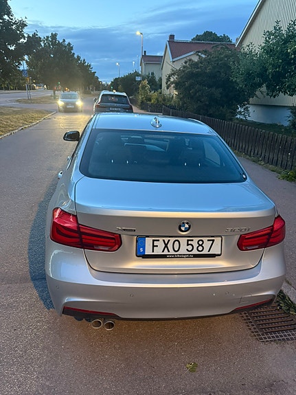 BMW 320i 5 of 7