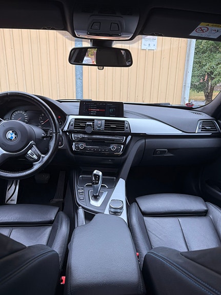 BMW 320i 4 of 7