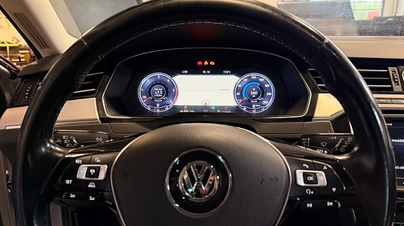 Volkswagen Passat 2 of 8