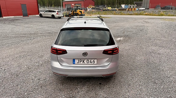 Volkswagen Passat 4 of 8