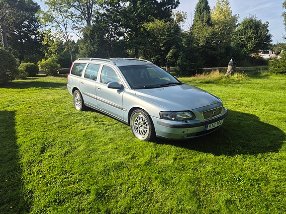 Volvo V70 2 of 26