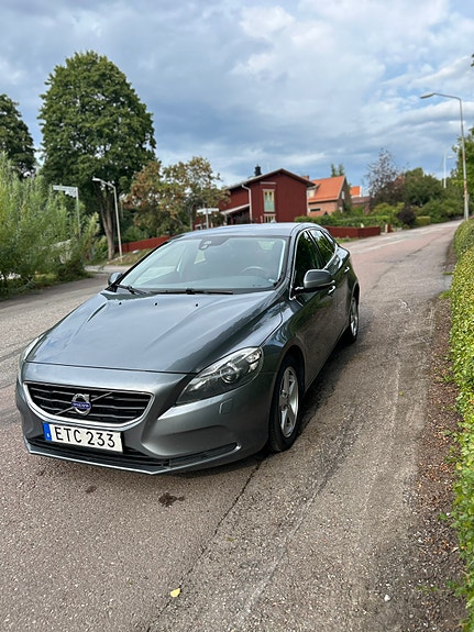 Volvo V40 2 of 7