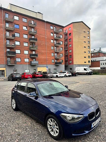 BMW 118d 2 of 5