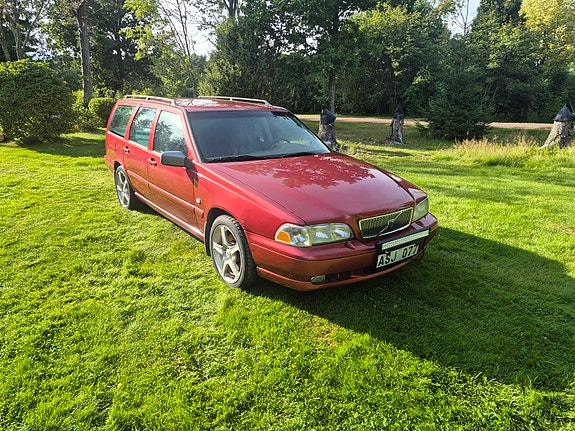 Volvo V70 2 of 19