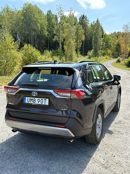 Toyota RAV4 2 of 10