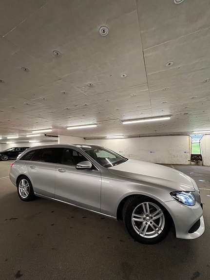 Mercedes-Benz E220 2 of 13