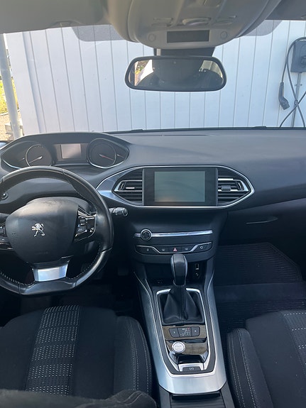 Peugeot 308 SW 9 of 10