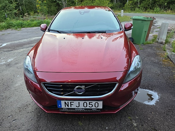 Volvo V40 2 of 5