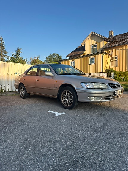 Toyota Camry 2 of 8