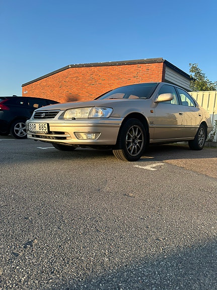 Toyota Camry 3 of 8
