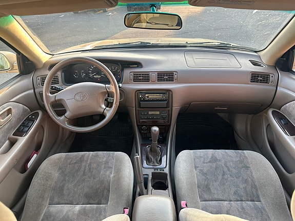 Toyota Camry 5 of 8