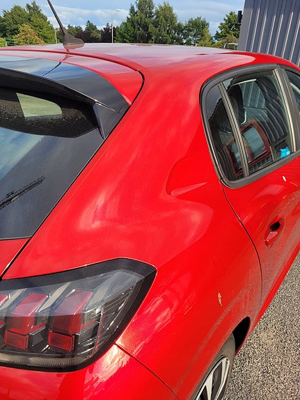 Peugeot 208 2 of 3