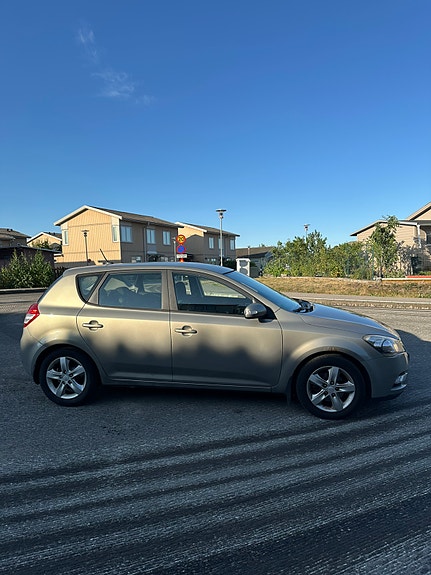 Kia Ceed 2 of 9
