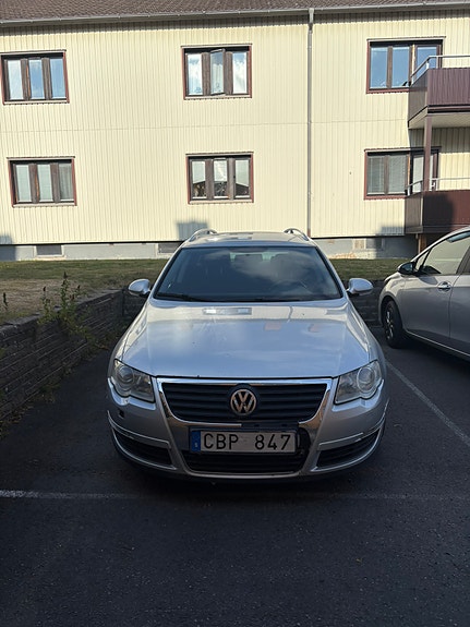 Volkswagen Passat 2 of 9