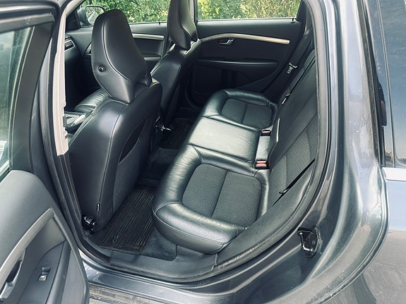 Volvo V70 4 of 17
