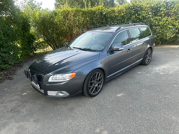 Volvo V70 2 of 17