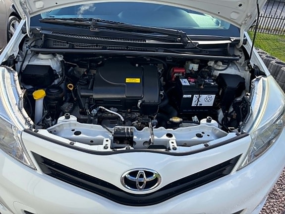 Toyota Yaris 5 of 6