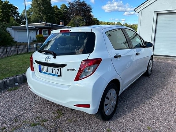 Toyota Yaris 3 of 6