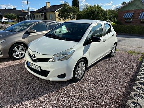 Toyota Yaris 2 of 6