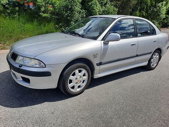 Mitsubishi Carisma 2 of 7