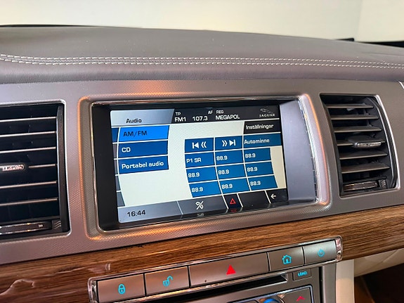 Jaguar XF 19 of 29