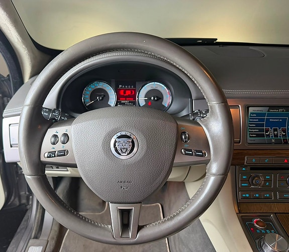 Jaguar XF 12 of 29