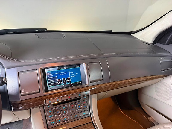Jaguar XF 13 of 29