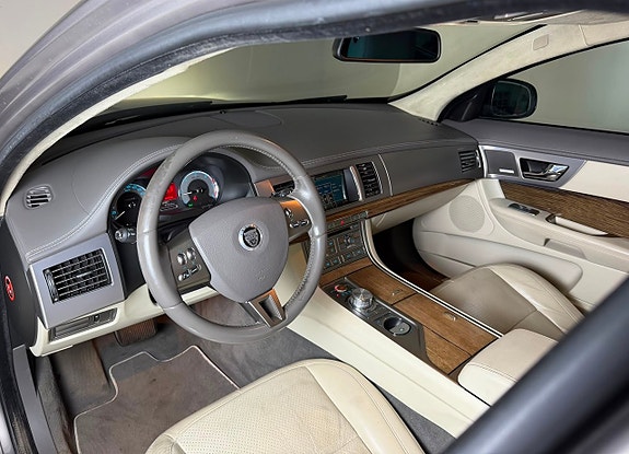 Jaguar XF 9 of 29