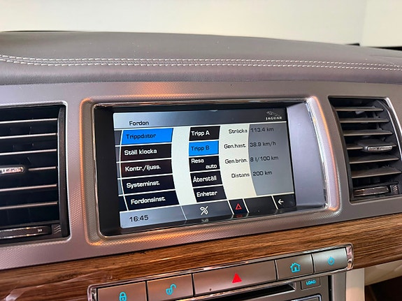 Jaguar XF 17 of 29