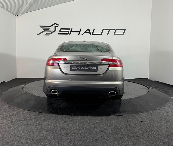 Jaguar XF 6 of 29